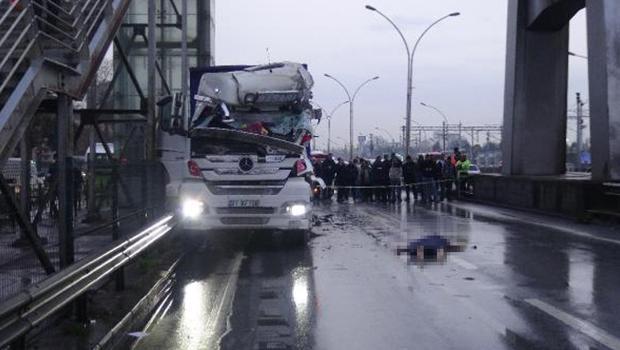 Üst geçitten yola atladı, sonrası facia...