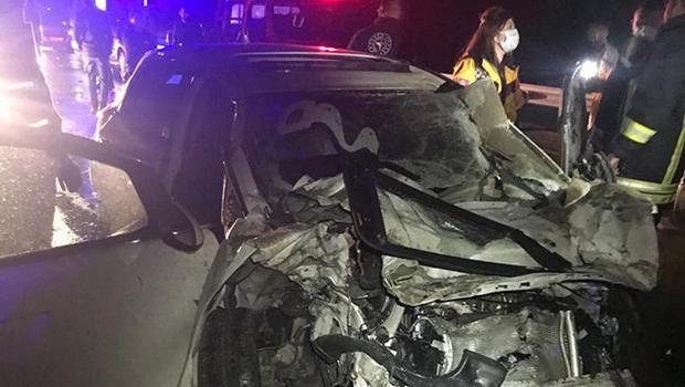 Kamyon ile otomobil çarpıştı. Feci kazada 2 kişi yaşamını yitirdi