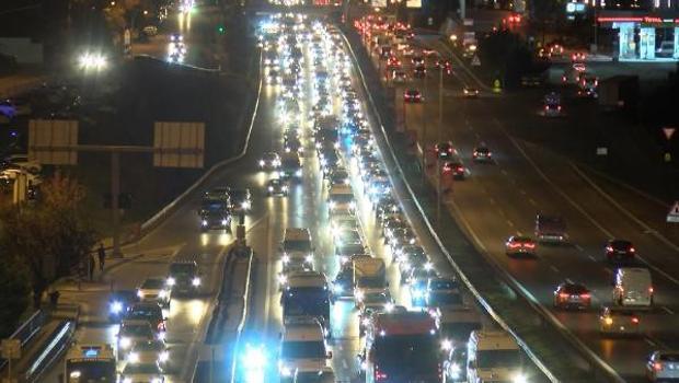İstanbul'da haftanın ilk gününde trafik yoğun