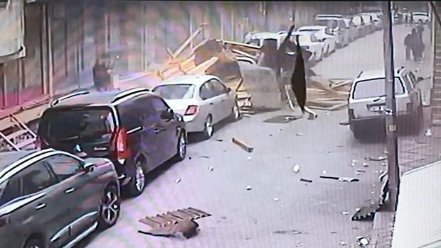 Fırtına nedeniyle çatı uçtu! Son anda kurtuldular