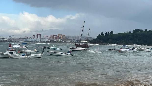 Tuzla'da çok sayıda tekne parçalandı, iskele yıkıldı