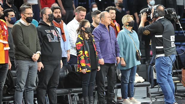 Fatih Terim derbiyi ailesiyle birlikte izledi