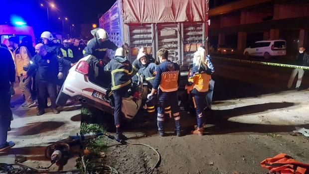 Otomobil, kamyonun altına girdi: 3 ölü