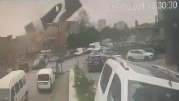 Başakşehir'de lodos çatıyı böyle uçurdu