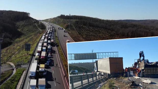 Kuzey Marmara Otoyolu’nda TIR bariyerlere çarptı! 4 şerit trafiğe kapatıldı