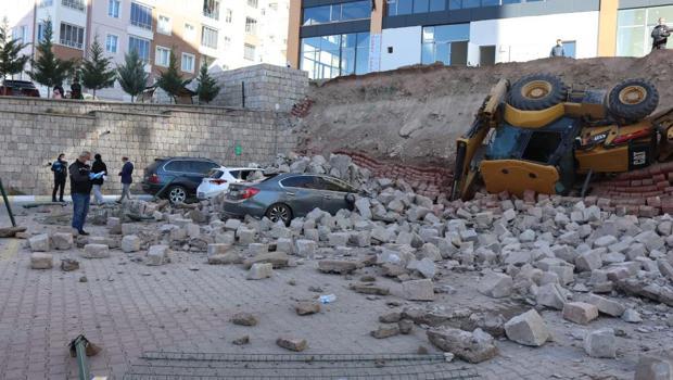 İstinat duvarı çöktü, iş makinesi düştü! Araçlar zarar gördü