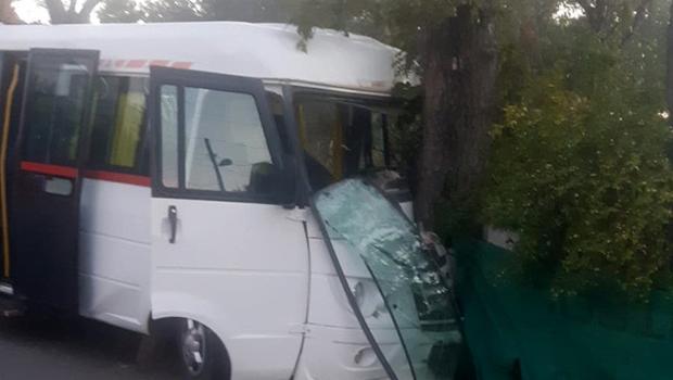 Antalya'da okul servisi ağaca çarptı: 7'si öğrenci 8 yaralı