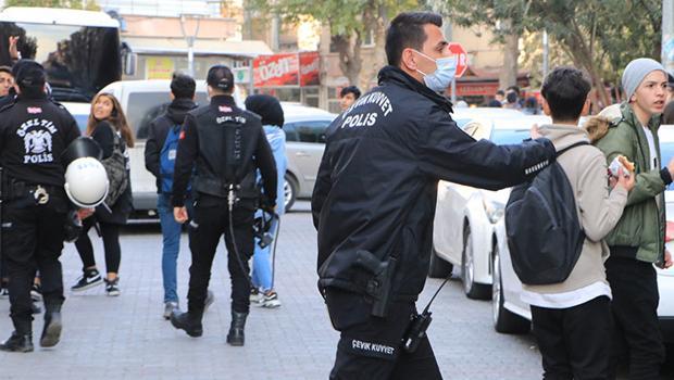 Kuaför çalışanlarıyla öğrenciler arasında taşlı-sopalı kavga: 1'i polis, 3 yaralı