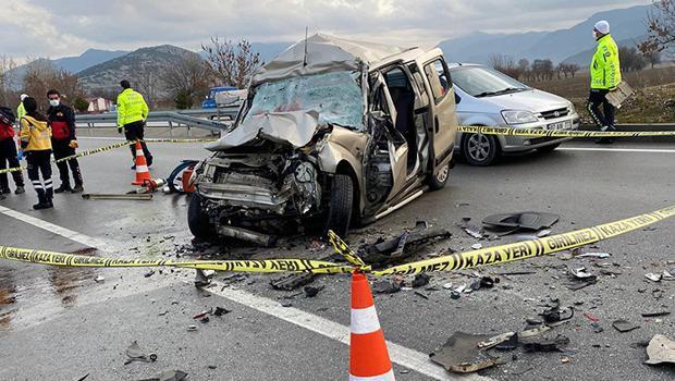 TIR'a çarptı! Feci kazada 4 kişi hayatını kaybetti