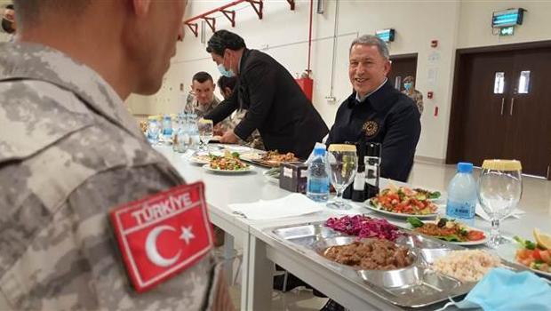 Akar, Katar’da görevli Mehmetçikle bir araya geldi