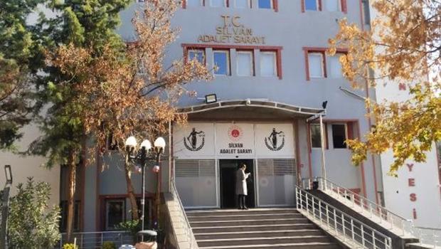 Sıvı sabun ve şampuan kutularından esrar çıktı! 2'si öğretmen 3 gözaltı