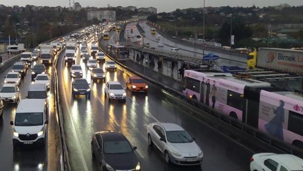 Son dakika... İstanbul'da yağışla birlikte trafik yoğunluğu arttı, yüzde 80'i geçti