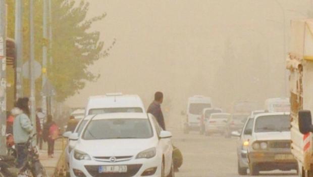 Suriye sınırında toz bulutu! Yetkililerden uyarı: Astım hastaları ve yaşlılar zorunlu olmadıkça dışarı çıkmasın