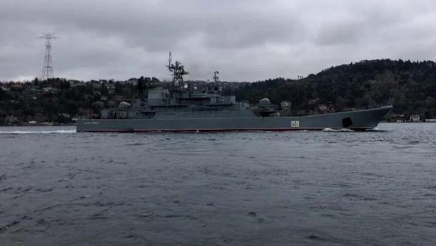 Rus savaş gemisi İstanbul Boğazı'ndan geçti