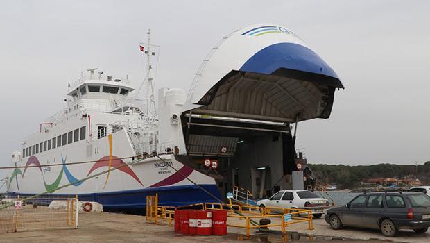 Çanakkale'de adalara bazı feribot seferlerine fırtına engeli