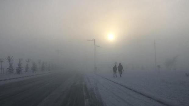 Kars'ta kar yolları kapattı, sis nedeniyle uçak seferli aksadı