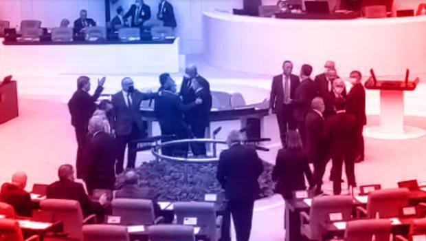 Meclis'te 'el hareketi' ve 'küfür' gerginliği