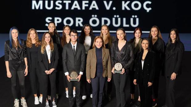 Mete Gazoz ve A Milli Kadın Voleybol Takımı'na büyük onur