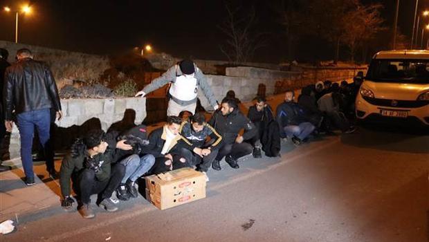 'Dur' ihtarına uymayan minibüsten 31 göçmen çıktı