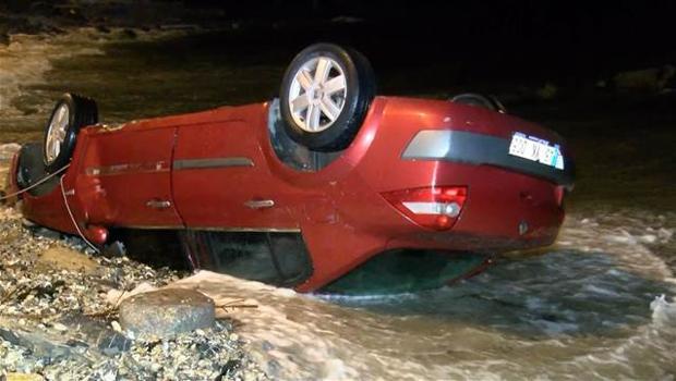 Tuzla'da otomobil denize düştü!