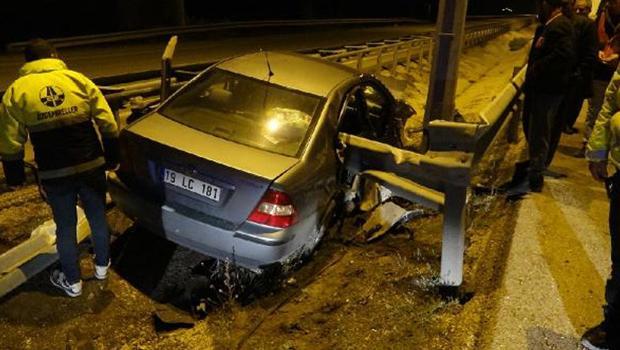 Kontrolden çıkan otomobil bariyere saplandı!