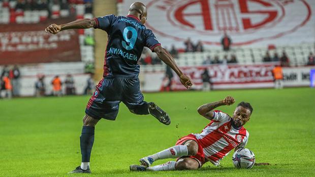 Antalyaspor-Trabzonspor maçında Anthony Nwakaeme sakatlandı!