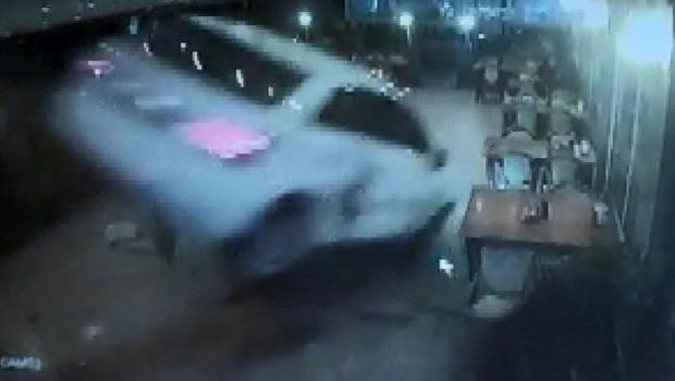 Büyükçekmece'de korku dolu anlar... Otomobil restorana daldı, 2 bekçi yaralandı
