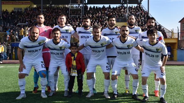 Minik Efe kumbarasındaki 300 TL'yi bağışladı