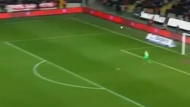 Gaziantep FK - Fenerbahçe maçında Berke Özer orta sahadan golü yedi
