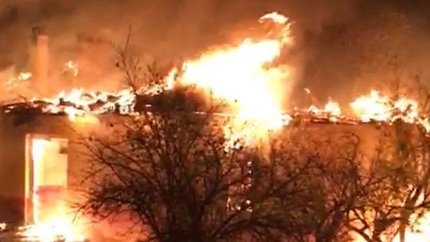 Mersin'de korkutan yangın! Kullanılmayan okul alev alev yandı