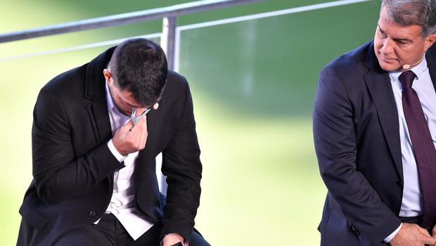 Son Dakika: Sergio Agüero futbolu bıraktı! Basın toplantısında kare kare duygusal anlar...