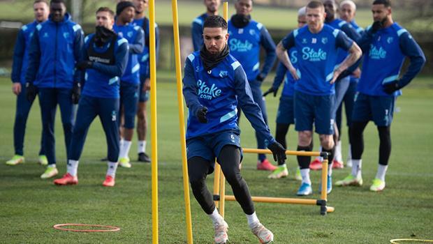 Premier Lig'de Burnley-Watforfd maçı koronavirüs sebebiyle ertelendi!