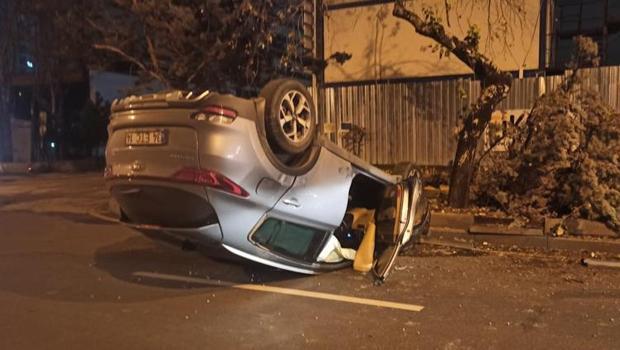 Kaldırıma çıkan otomobil, ağaca çarpıp takla attı