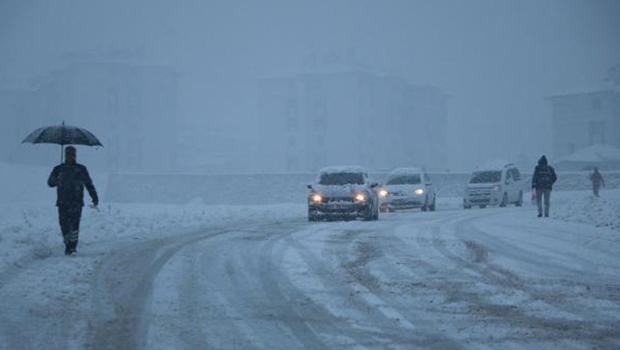 Yüksekova'da kar yağışı: Ekipler seferber oldu