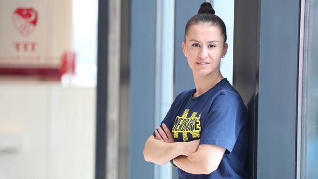 "Futbola 8 yaşında erkek takımında başladım..."