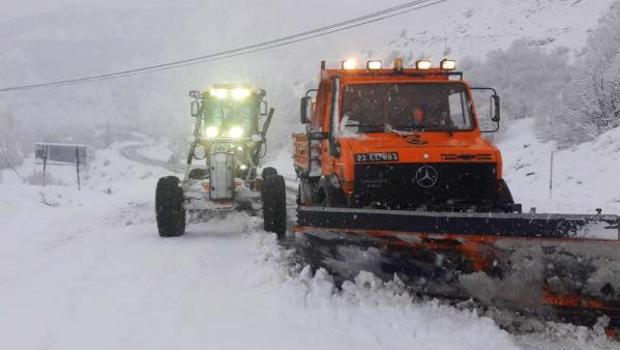 Tunceli - Erzincan karayolu kar nedeniyle TIR geçişine kapatıldı
