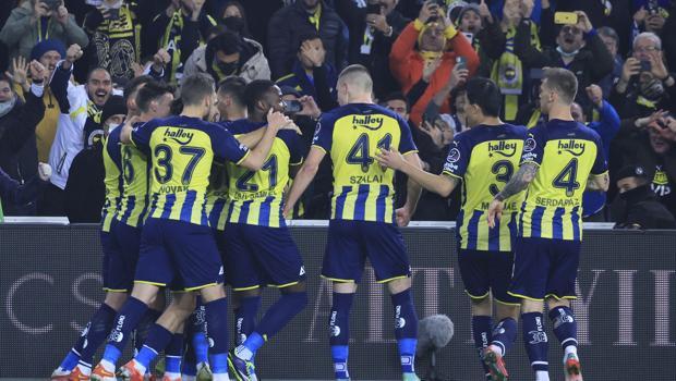 Son Dakika: Derbi sonrası Fenerbahçe'de acil toplantı! Protestoların ardından Pereira kararı ve yeni hoca adayları...