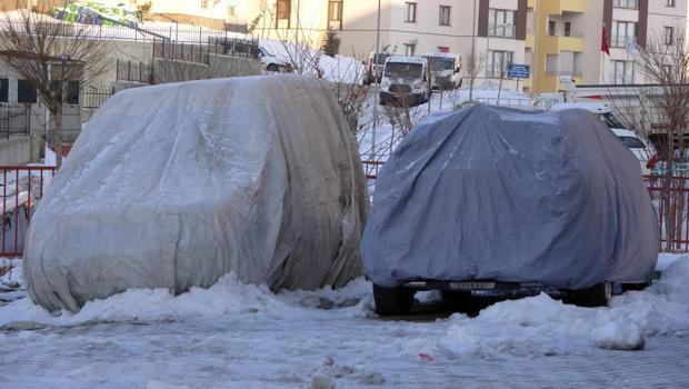 Yüksekova'da dondurucu soğuklara branda ve naylonlu önlem