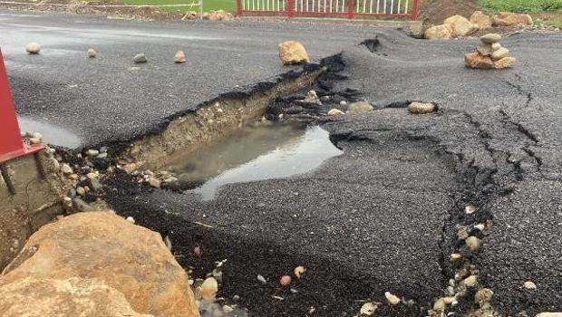Osmaniye'de sağanak yağış nedeniyle köprünün asfaltı çöktü, yol ulaşıma kapandı