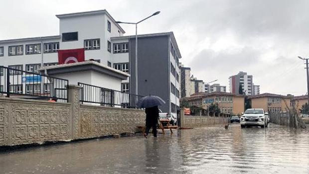 Adana'da sağanak! Okul yolu su ile doldu, öğrenciler zorlandı