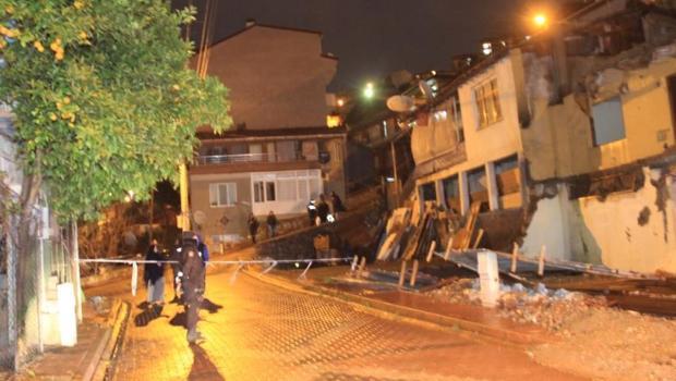 Kocaeli'de istinat duvarı yıkıldı, 2 ev boşaltıldı