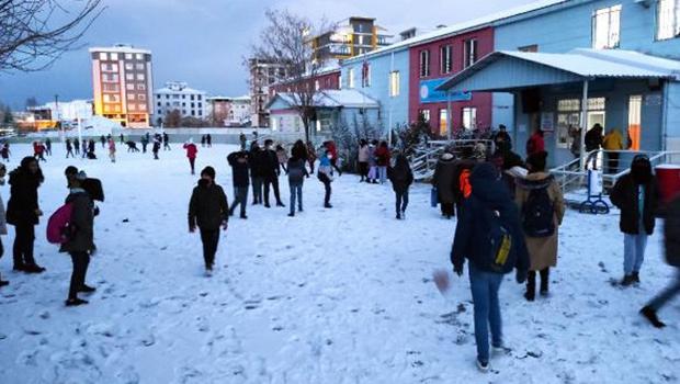 Van merkezde mevsimin ilk kar yağışı!