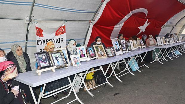 HDP binası önünde evlat nöbetini sürüyor