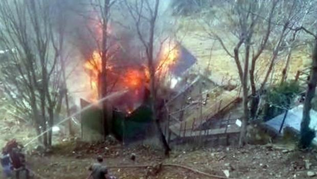Sapanca'da bungalov, alev alev yandı