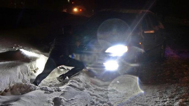 Yüksekova’da yoğun kar! 20 araç mahsur kaldı