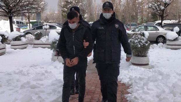 Annesini öldürmeye giderken yakalandı! Adliyeye sevk edildi