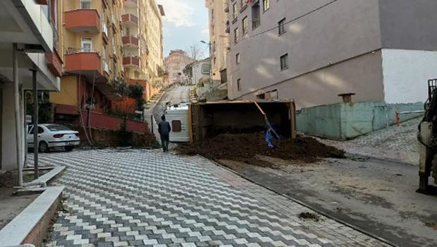 Pendik'te hafriyat kamyonu devrildi, yol kapandı