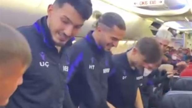 Uçakta horon ve kolbastı