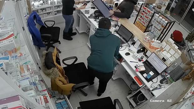 Ankara'da eczane çalışanlarına saldırı kamerada