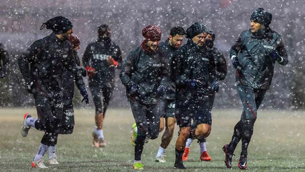 Trabzonspor kar altında çalıştı